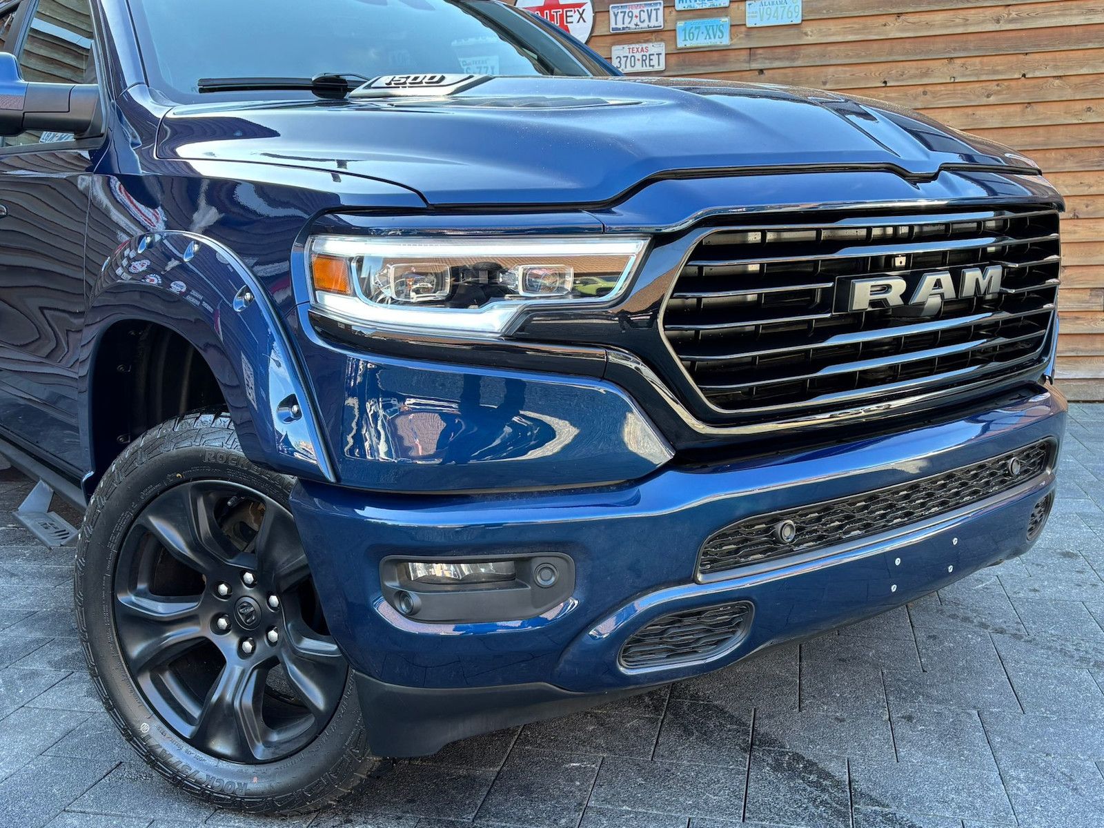 Dodge RAM 1500 Laramie 5,7L 4x4 AHK 12´´LED H&K