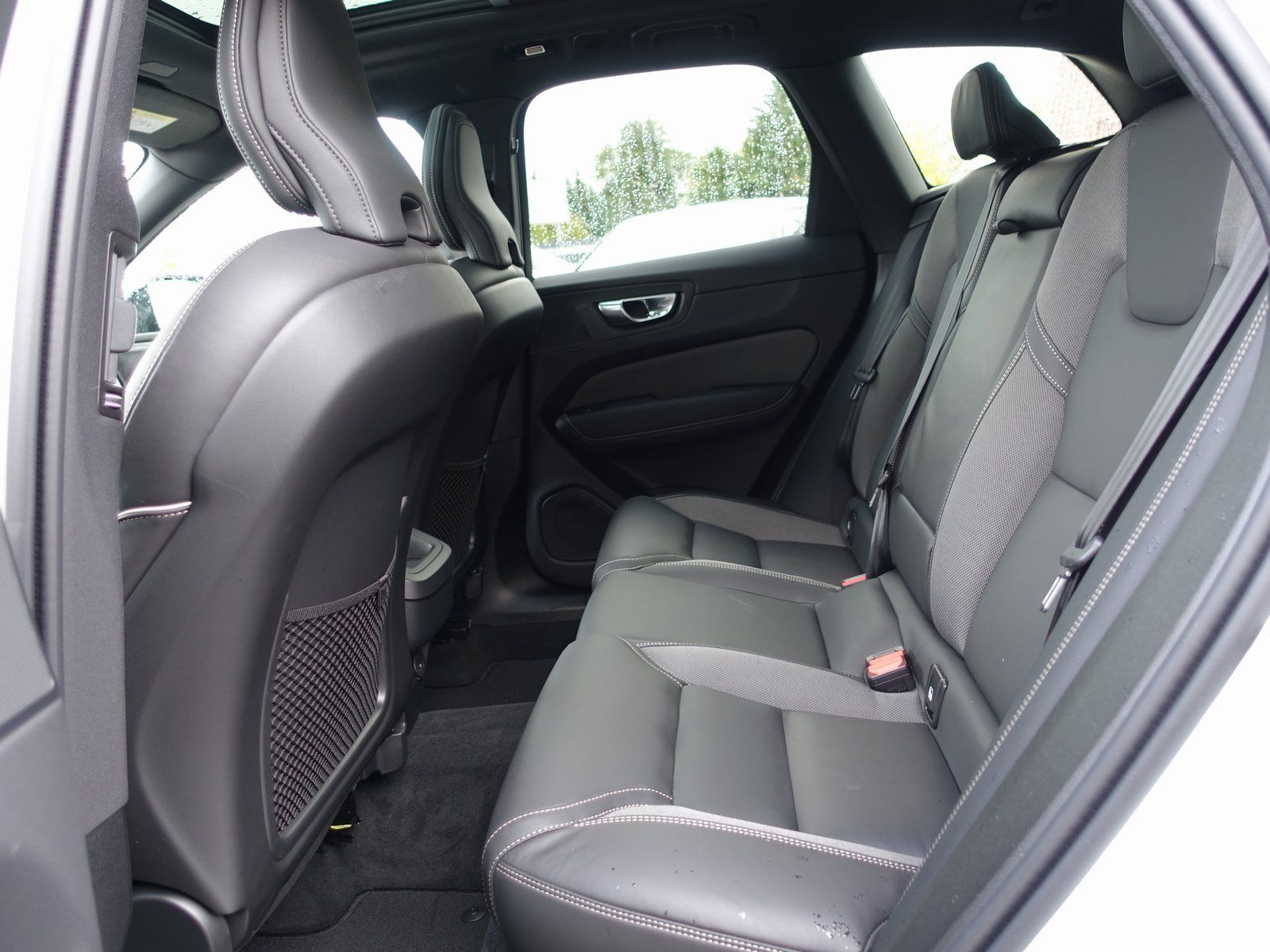 Volvo XC60 Plus B5 AWD/Four-C/AHK/HeadUp/360°Cam/Pano