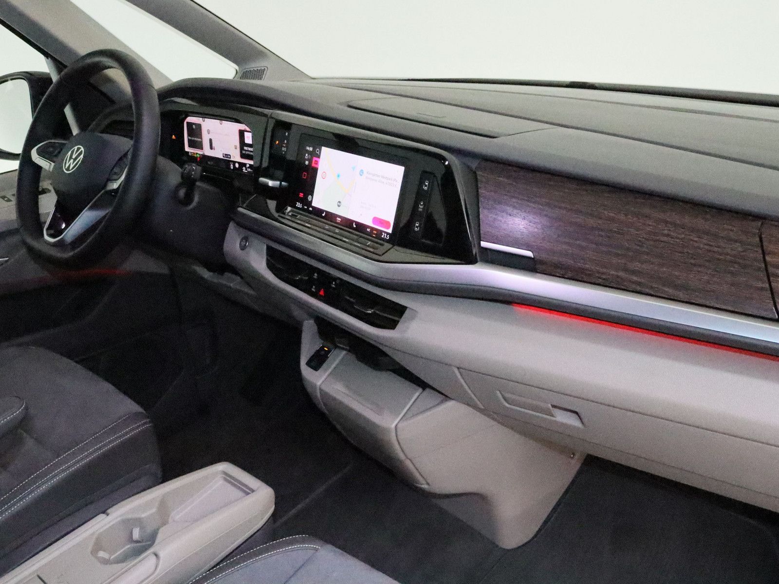 Volkswagen T7 Multivan 2.0 TDI Style - Samsaru's Car Outlet