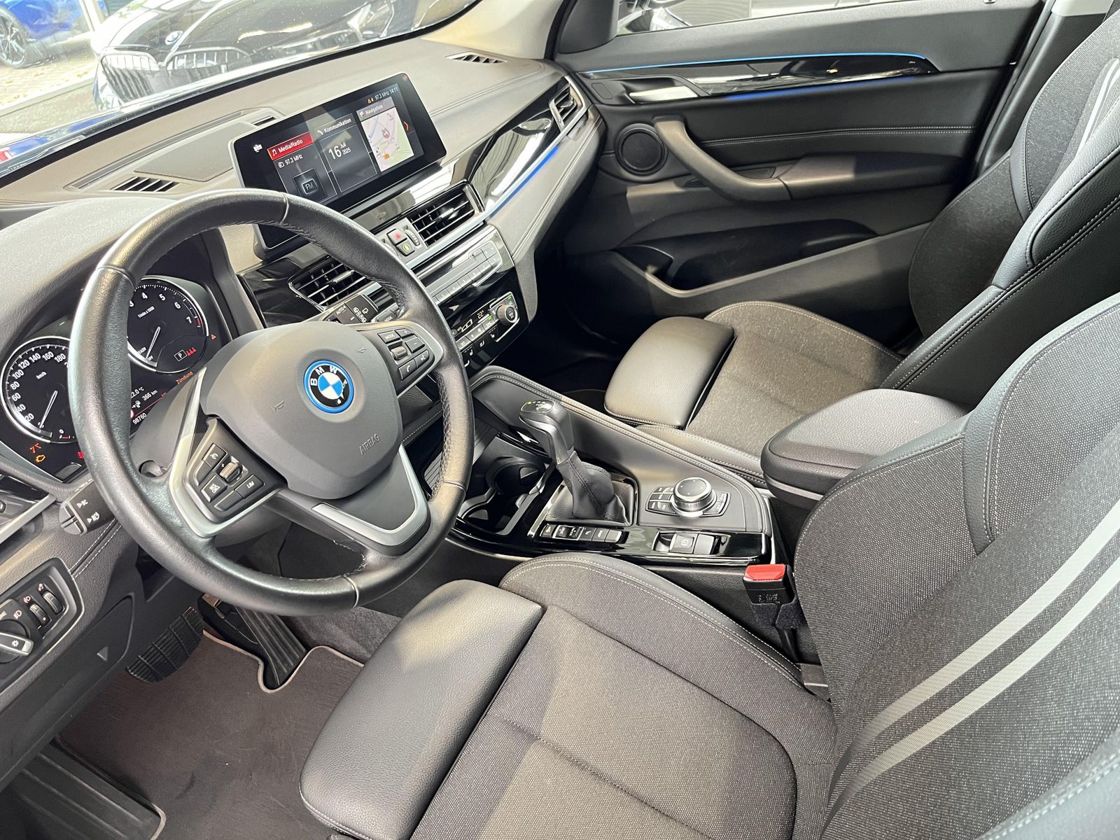 BMW X1 xDrive25e Sport Line - Samsaru's Car Outlet