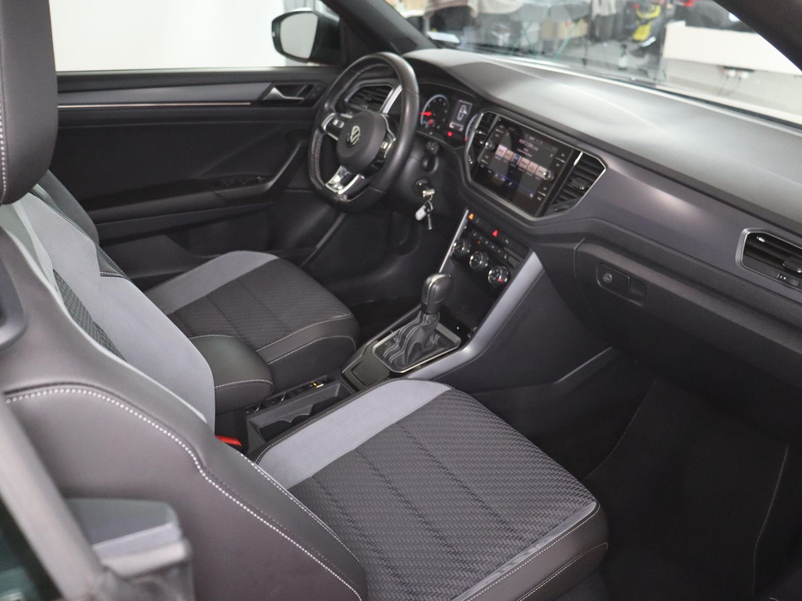 Volkswagen T-Roc R-Line 1.5TSI DSG - Samsaru's Car Outlet