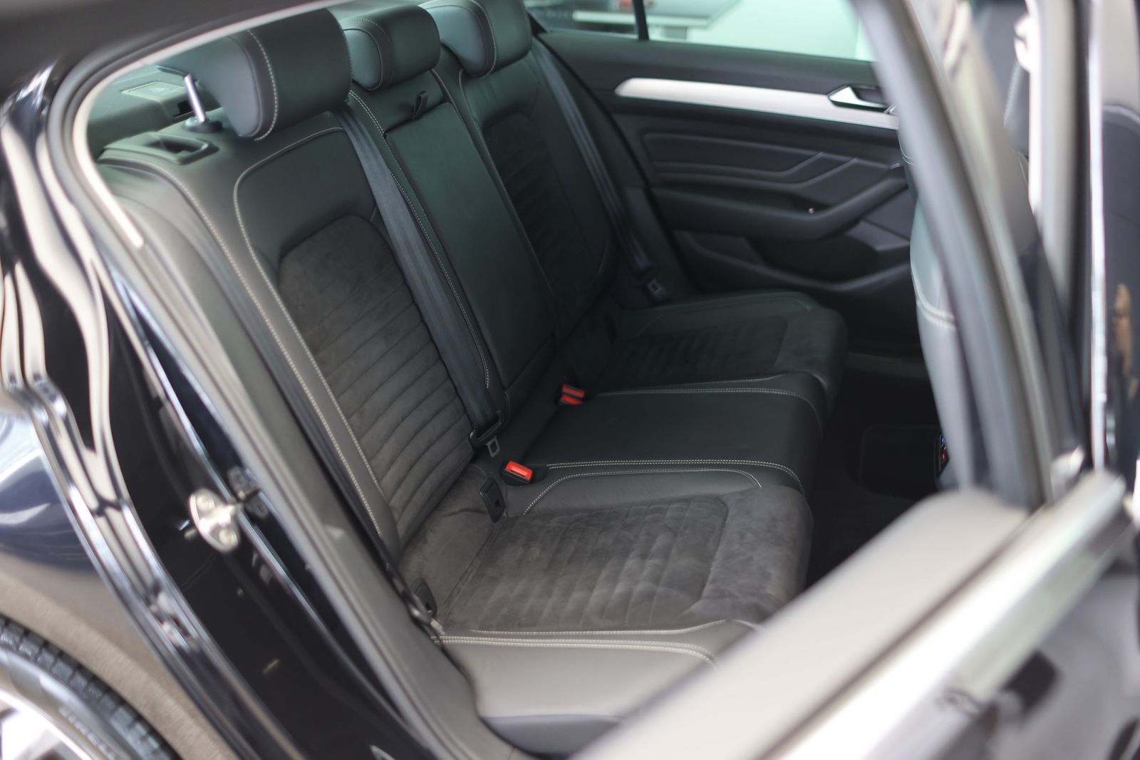Volkswagen Passat LIMOUSINE 1.5 TSI ELEGANCE - Samsaru's Car Outlet