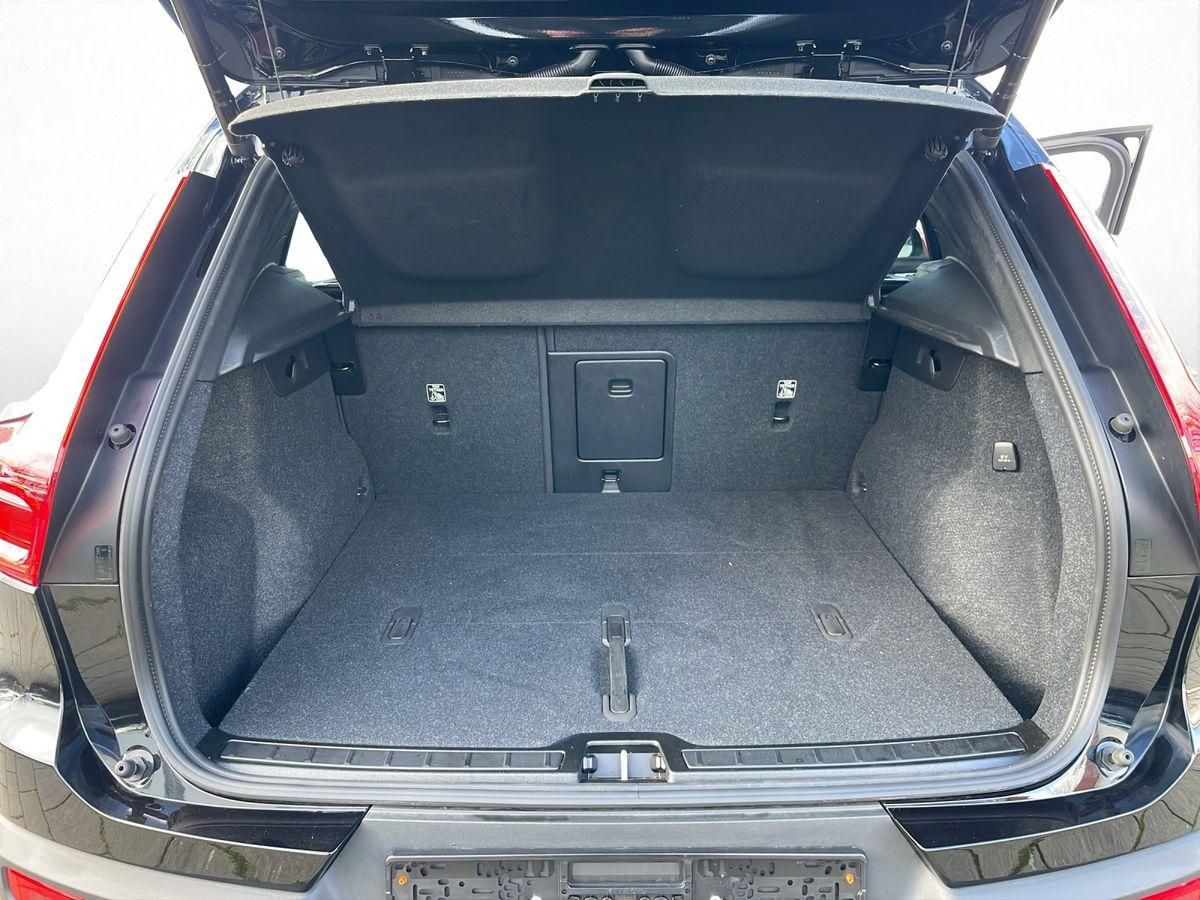 Volvo XC40 Black Edition Plus, B3 Mild-Hybrid, Benzin