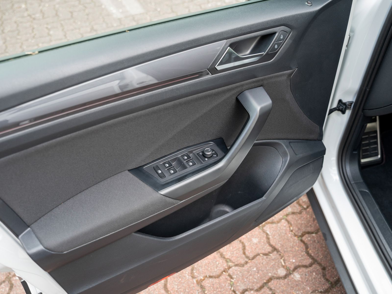 Volkswagen T-ROC Sport 1.5 TSI - Samsaru's Car Outlet
