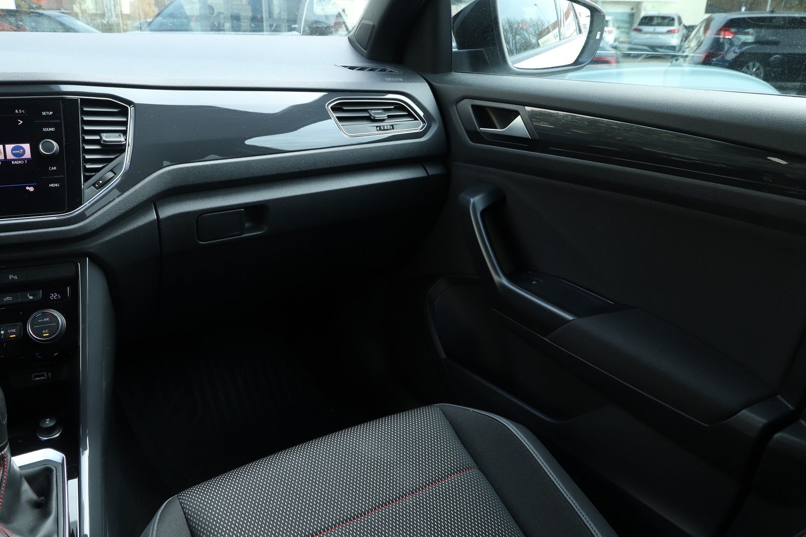 Volkswagen T-Roc 1.5 TSI Sport - Samsaru's Car Outlet