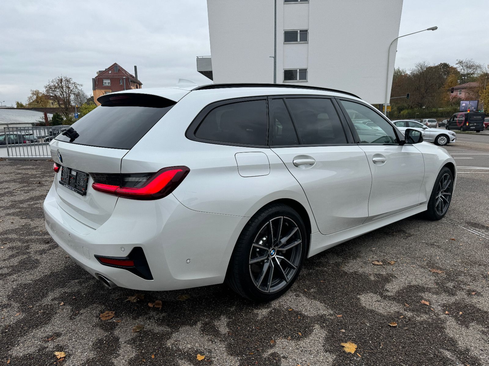 BMW 330 i xDrive Aut. - Samsaru's Car Outlet