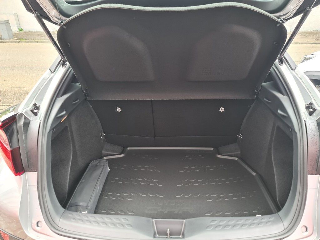 Toyota C-HR Hybrid - Samsaru's Car Outlet