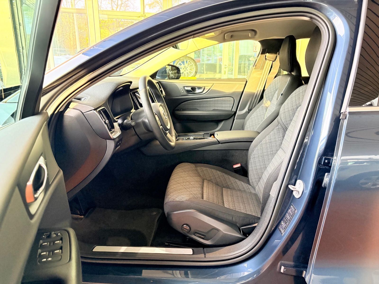 Volvo V60 T6 Kombi Core Recharge Plug-In Hybrid AWD