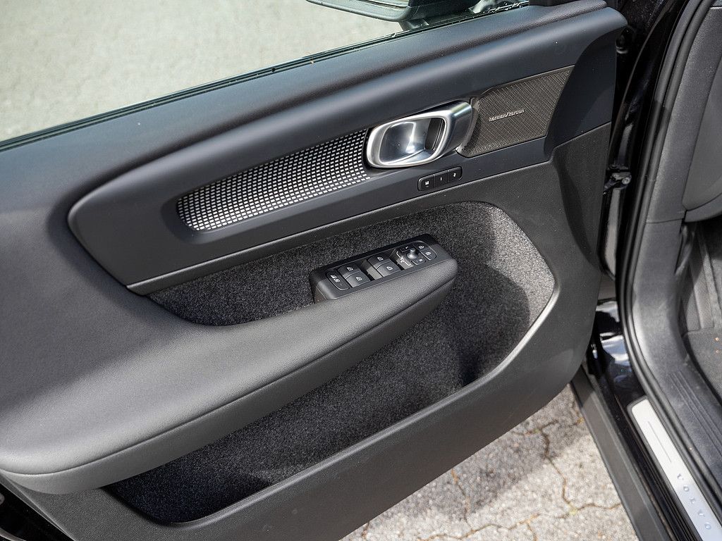 Volvo XC40 B3 Ultra Black Edition AHK PANO 360°