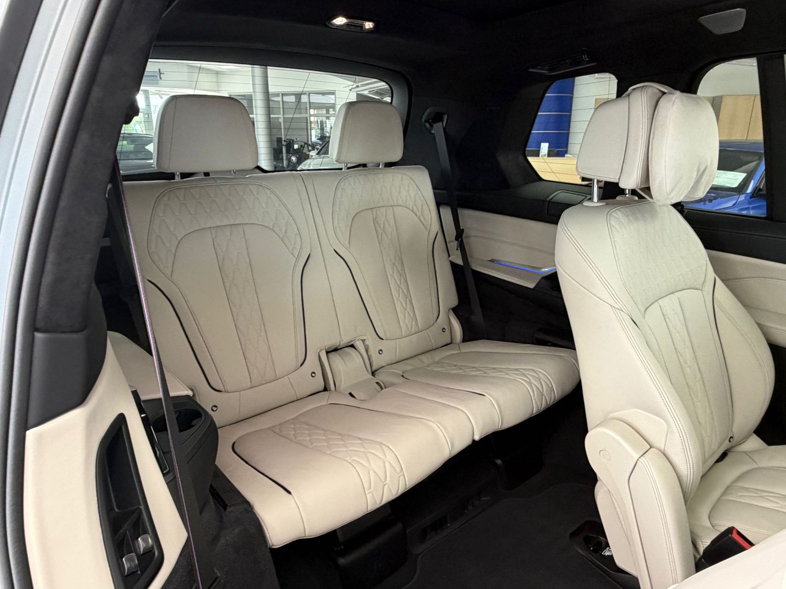 BMW X7 M60 i*PANO-SKY*B&W*HUD*KRISTALL*6-SITZ*360°