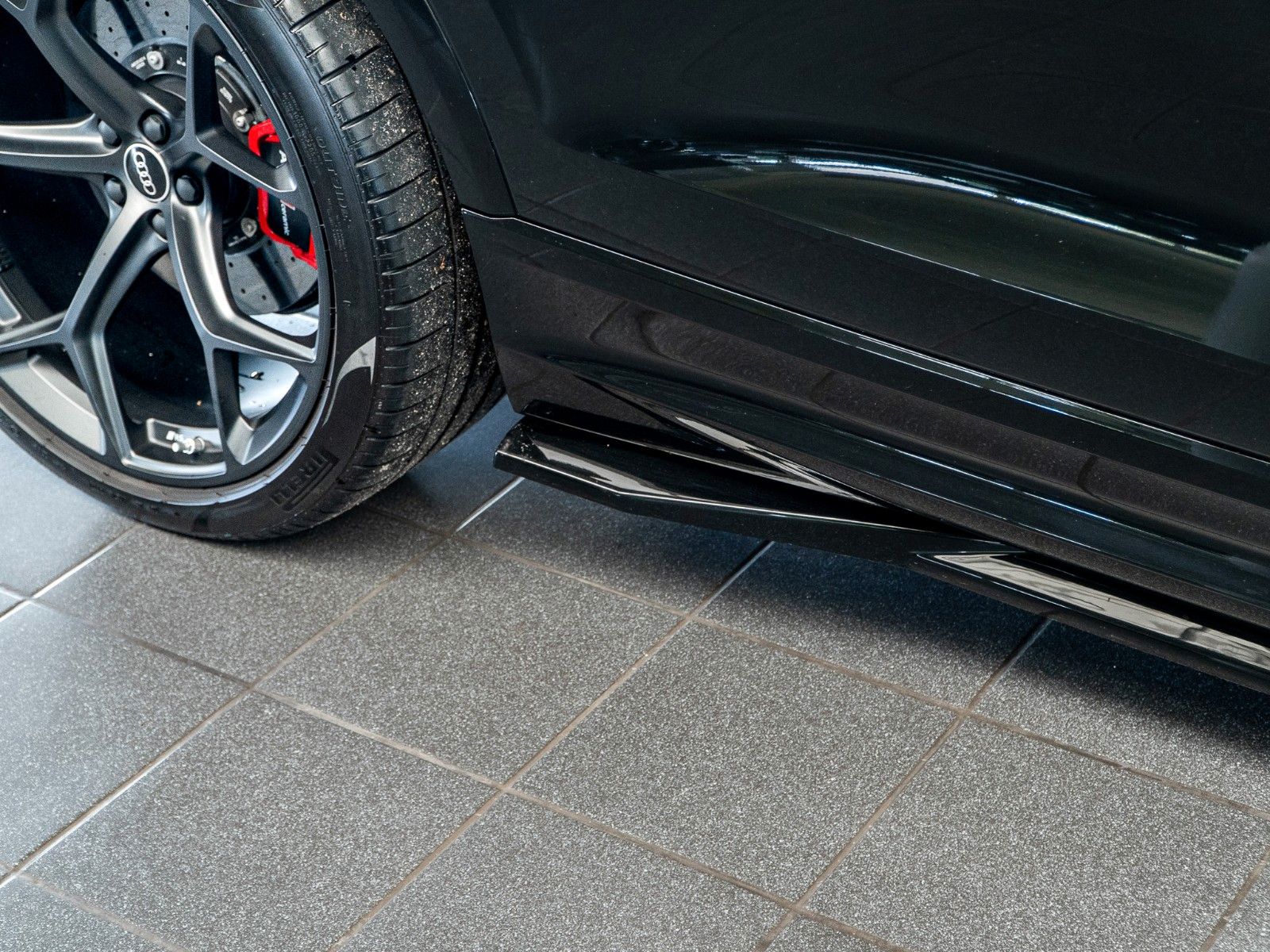Audi RSQ8 performance Maxton Carbon Red Pano