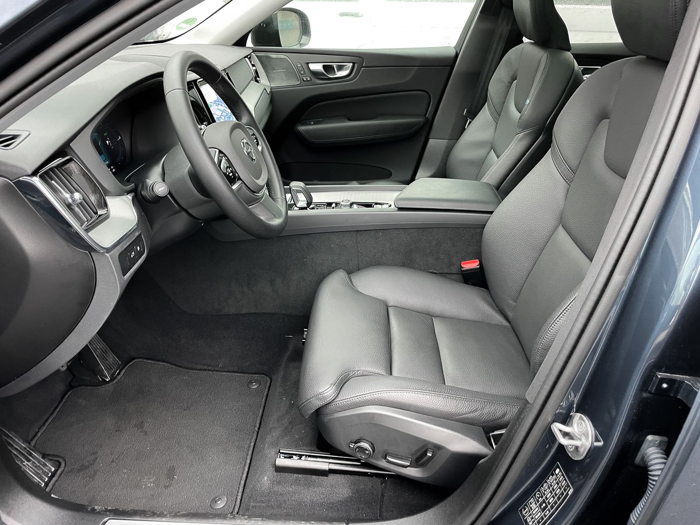 Volvo XC60 Plus Dark Recharge Plug-In Hybrid AWD T8 Tw