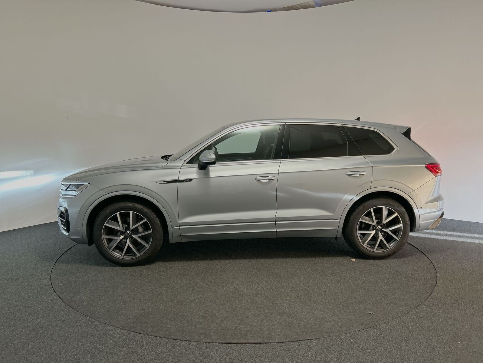 Volkswagen Touareg 3.0 TDI 4Motion R-Line - Samsaru's Car Outlet