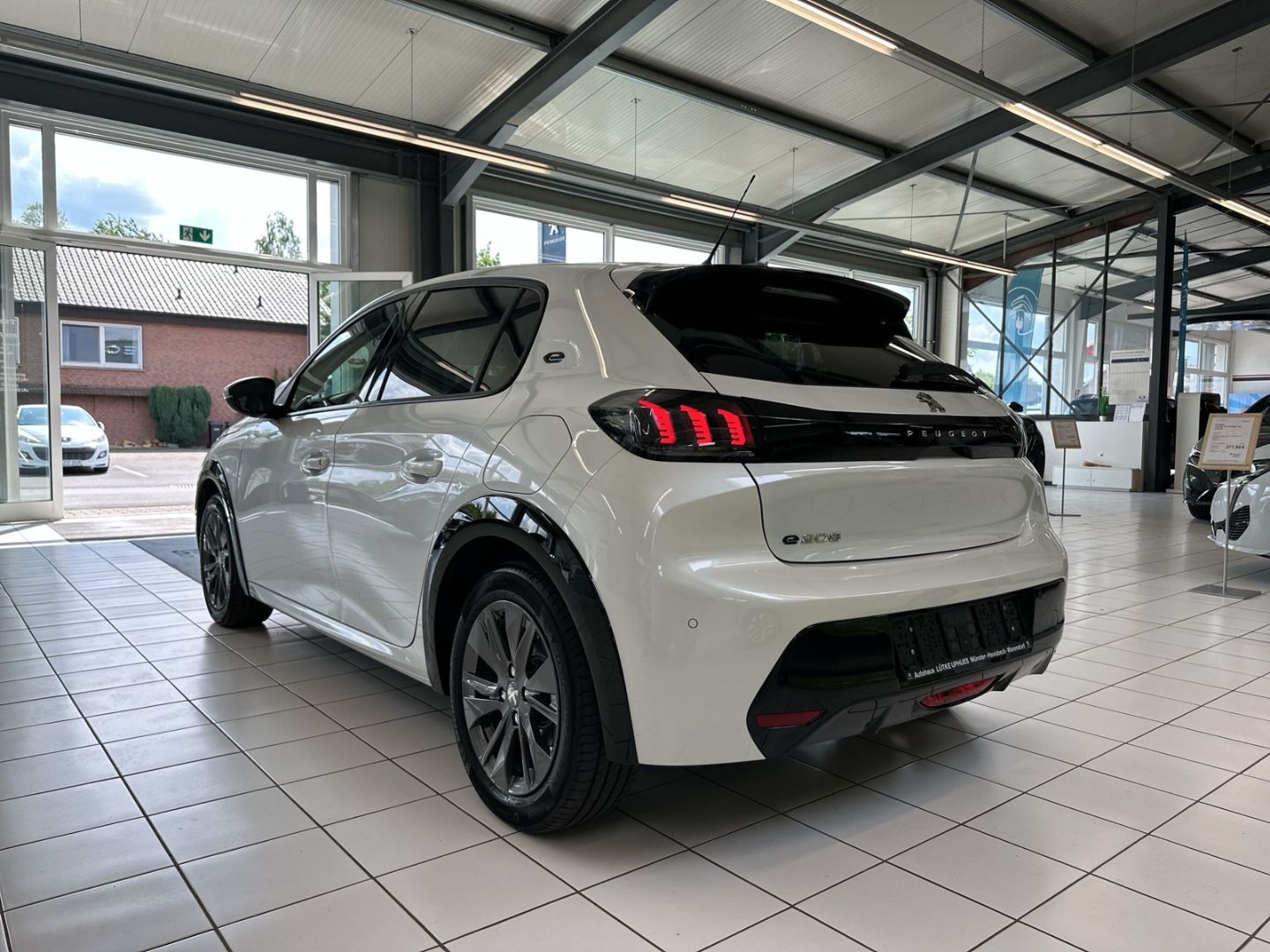 Peugeot 208 e- Allure - Samsaru's Car Outlet