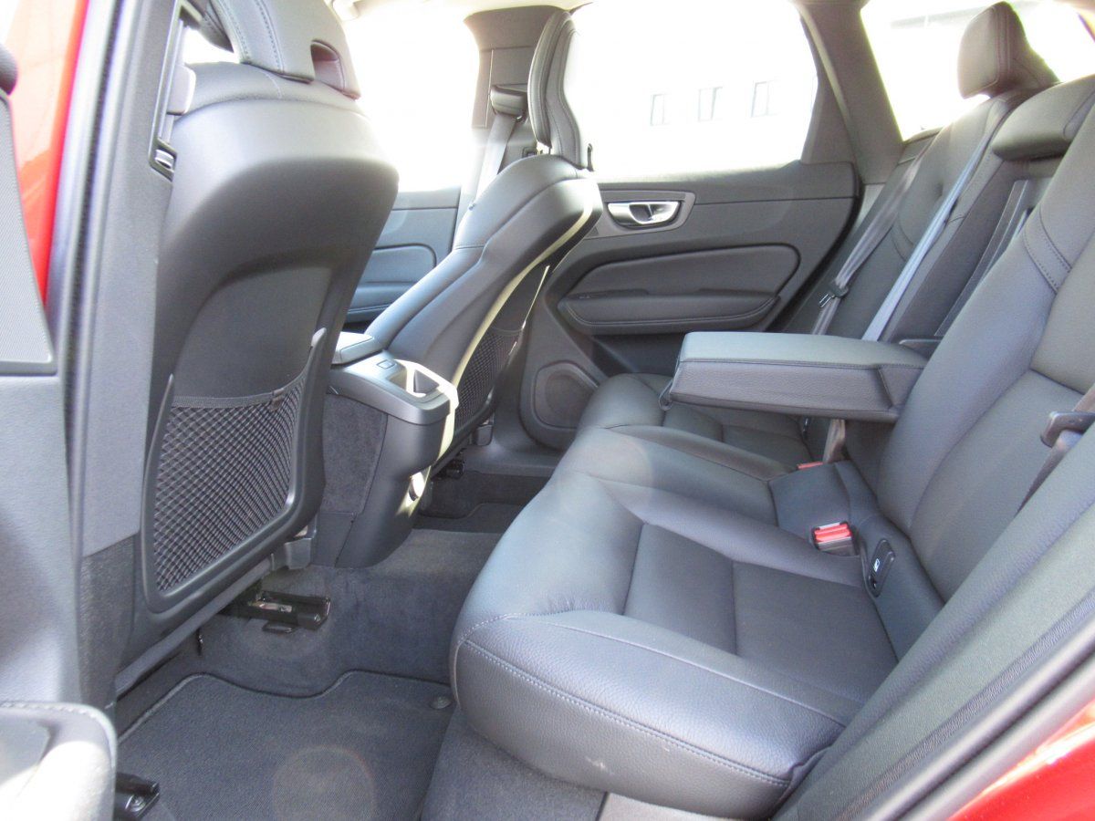 Volvo XC60 B5 AWD Benzin Plus Dark Automatik