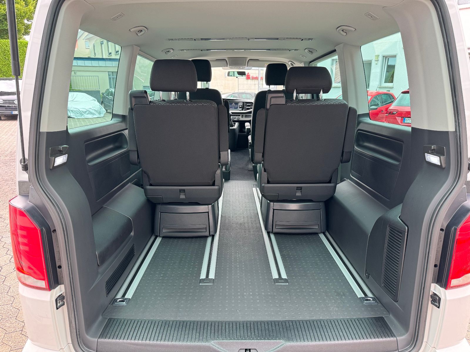 Volkswagen T6.1 Multivan 2.0 TDI Trendline - Samsaru's Car Outlet