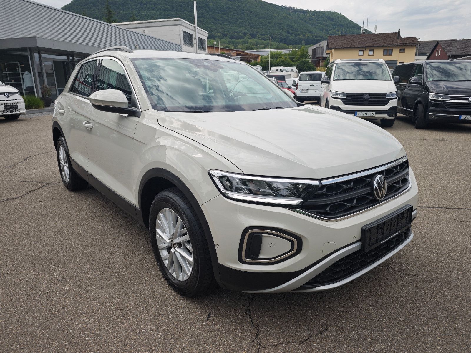 Volkswagen T-Roc Life - Samsaru's Car Outlet