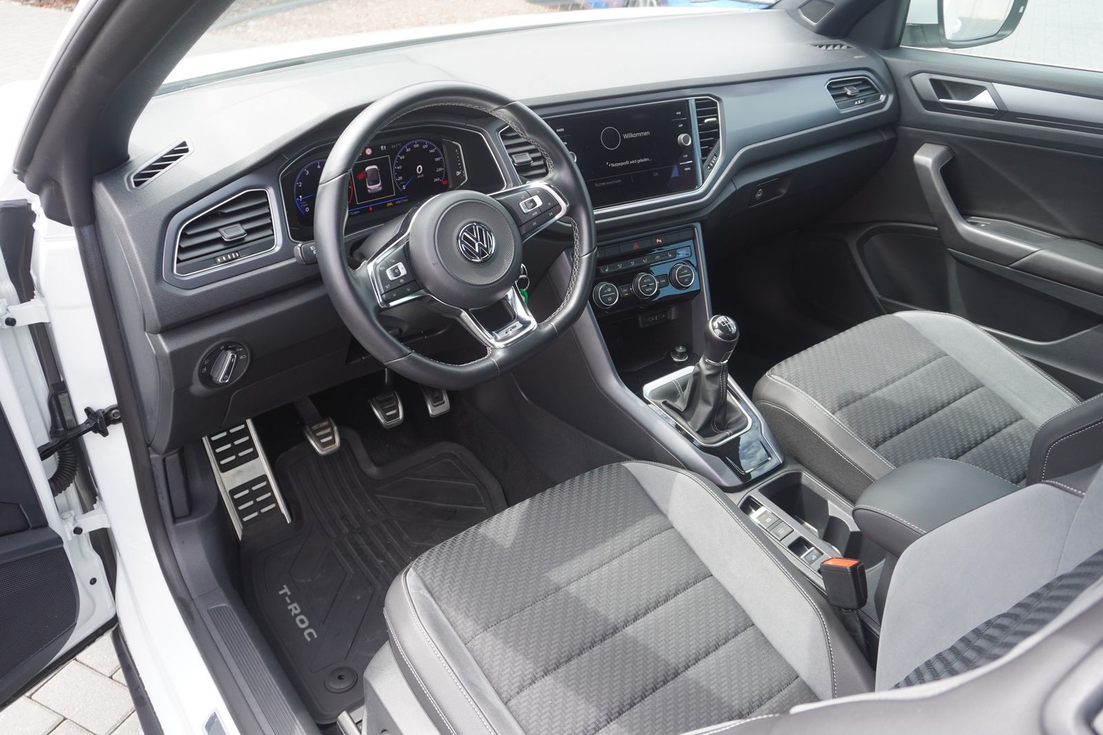 Volkswagen T-Roc 1.5 TSI R-Line - Samsaru's Car Outlet
