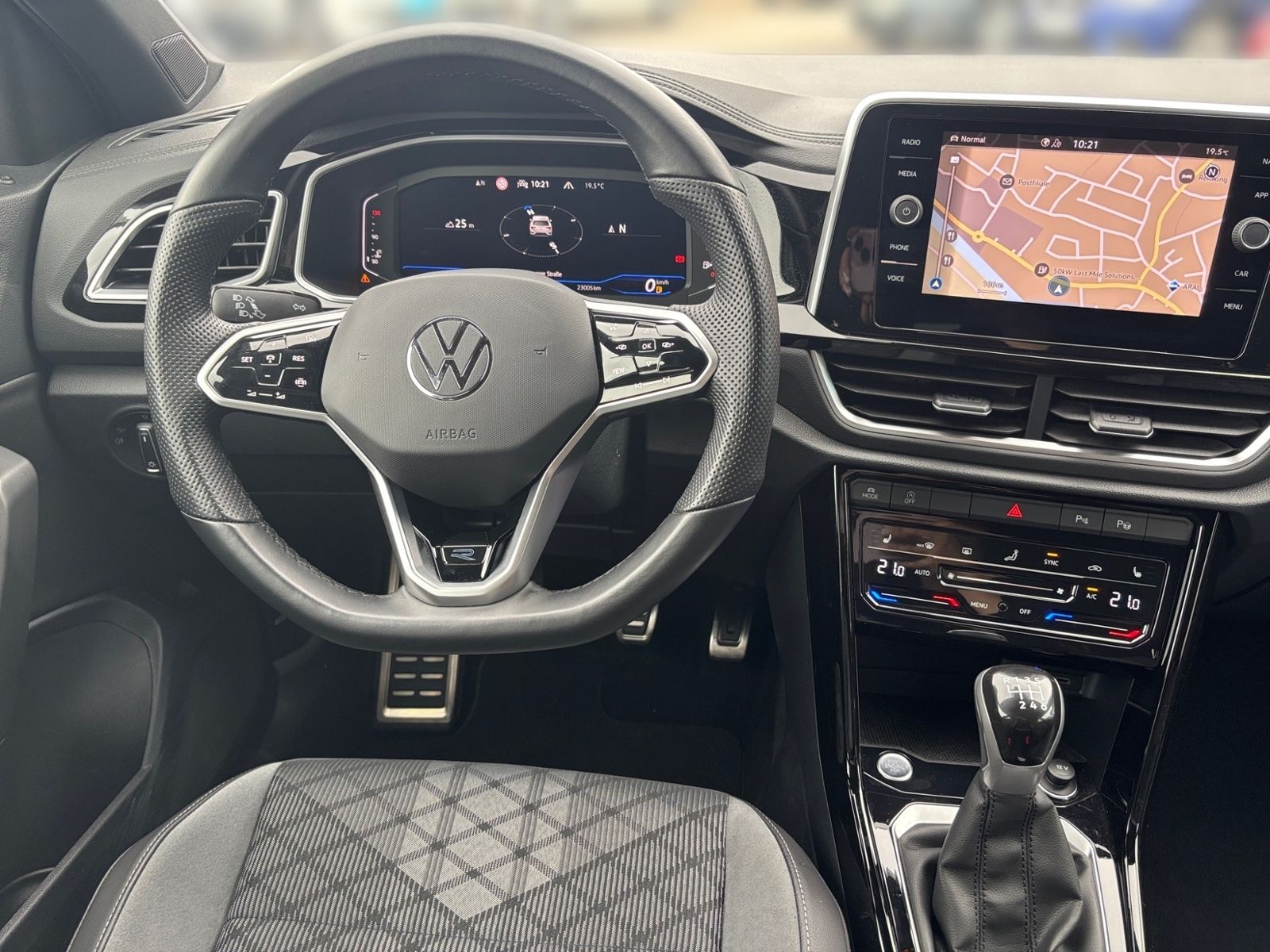 Volkswagen T-Roc 1.5 TSI R-LINE - Samsaru's Car Outlet