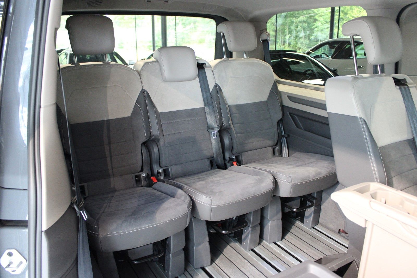 Volkswagen T7 Multivan Style - Samsaru's Car Outlet
