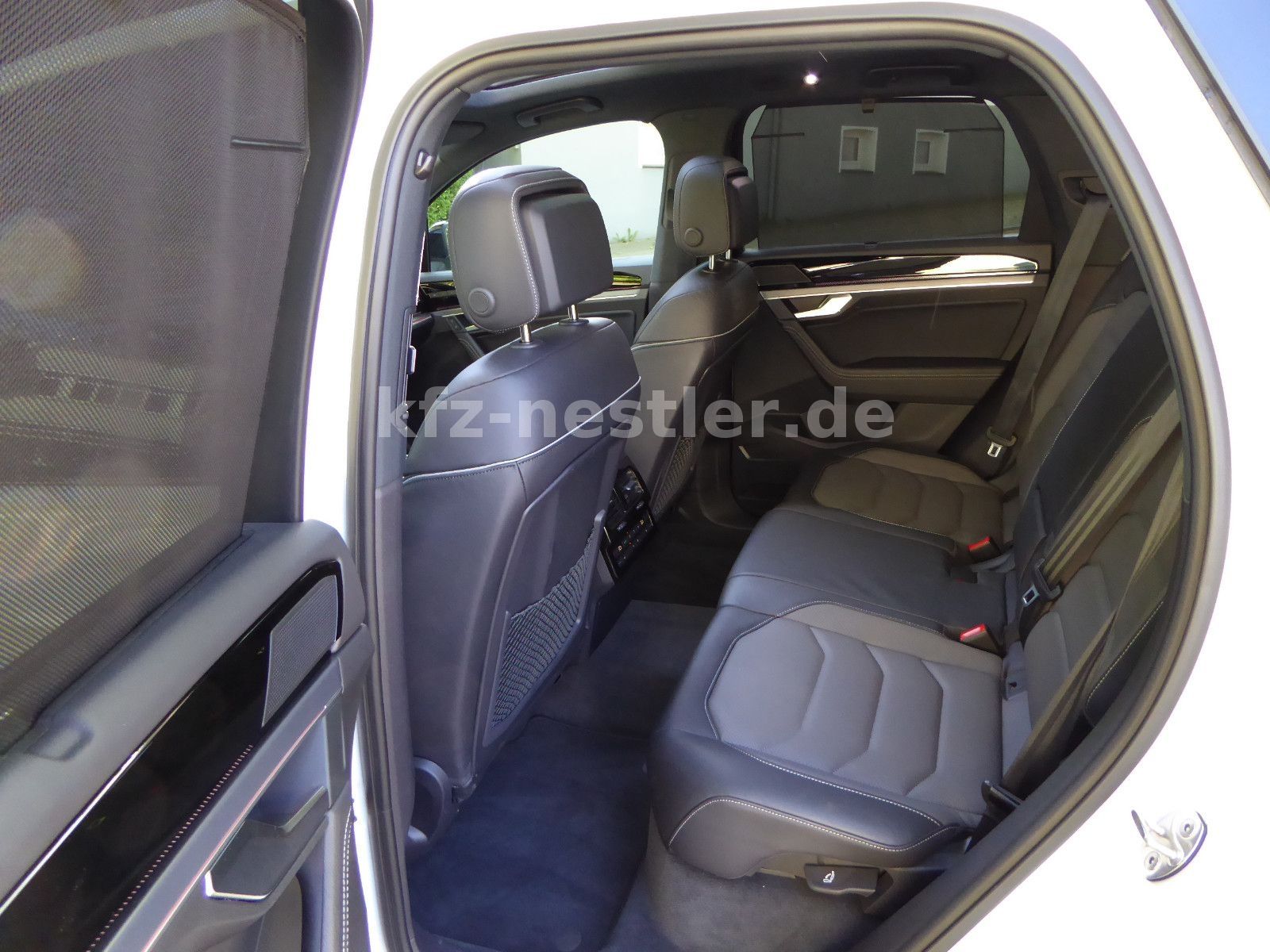 Volkswagen Touareg 3.0 TDI R-Line - Samsaru's Car Outlet