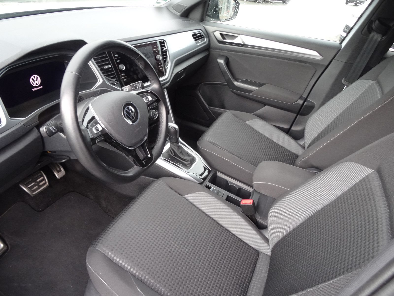 Volkswagen T-Roc 1.5 TSI DSG ACTIVE - Samsaru's Car Outlet