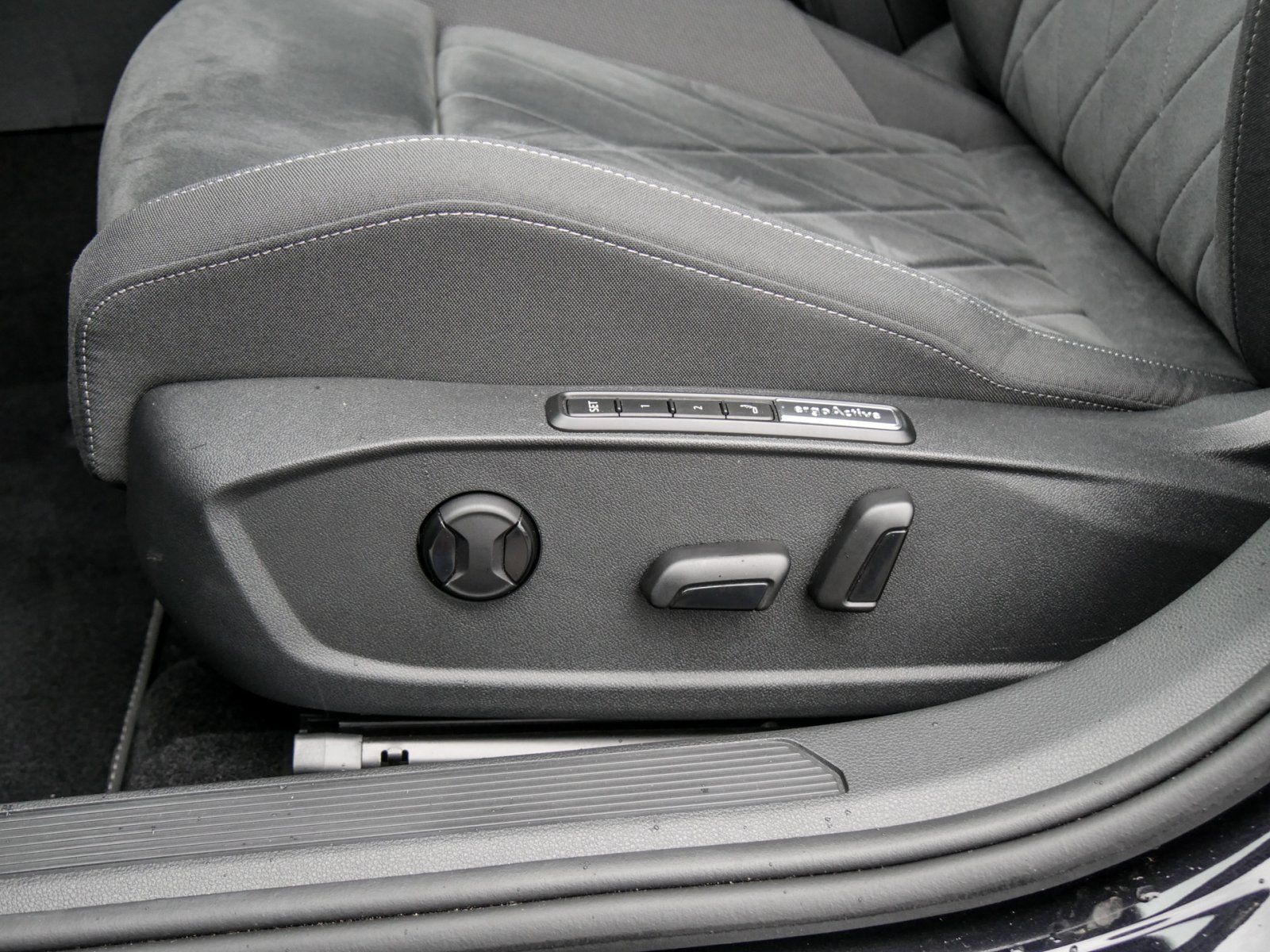 Volkswagen Golf Style 2.0 TDI DSG - Samsaru's Car Outlet