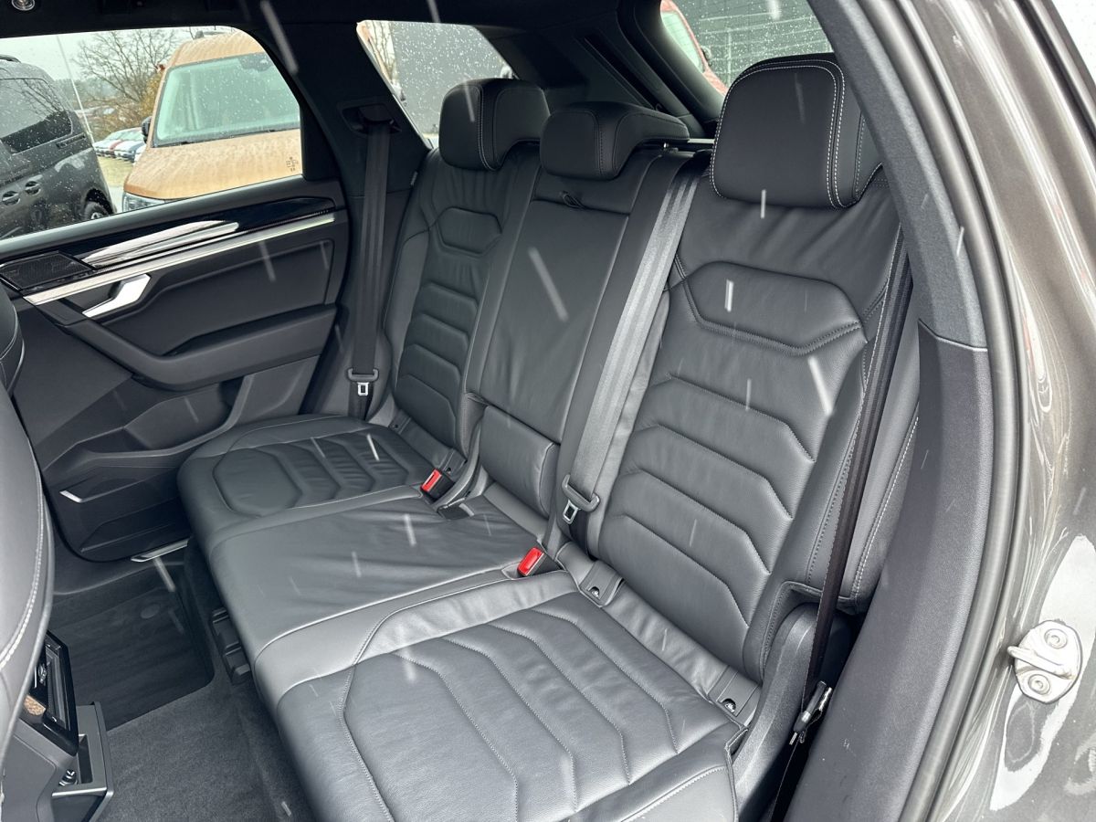 Volkswagen Touareg Facelift Edition TDi - Samsaru's Car Outlet