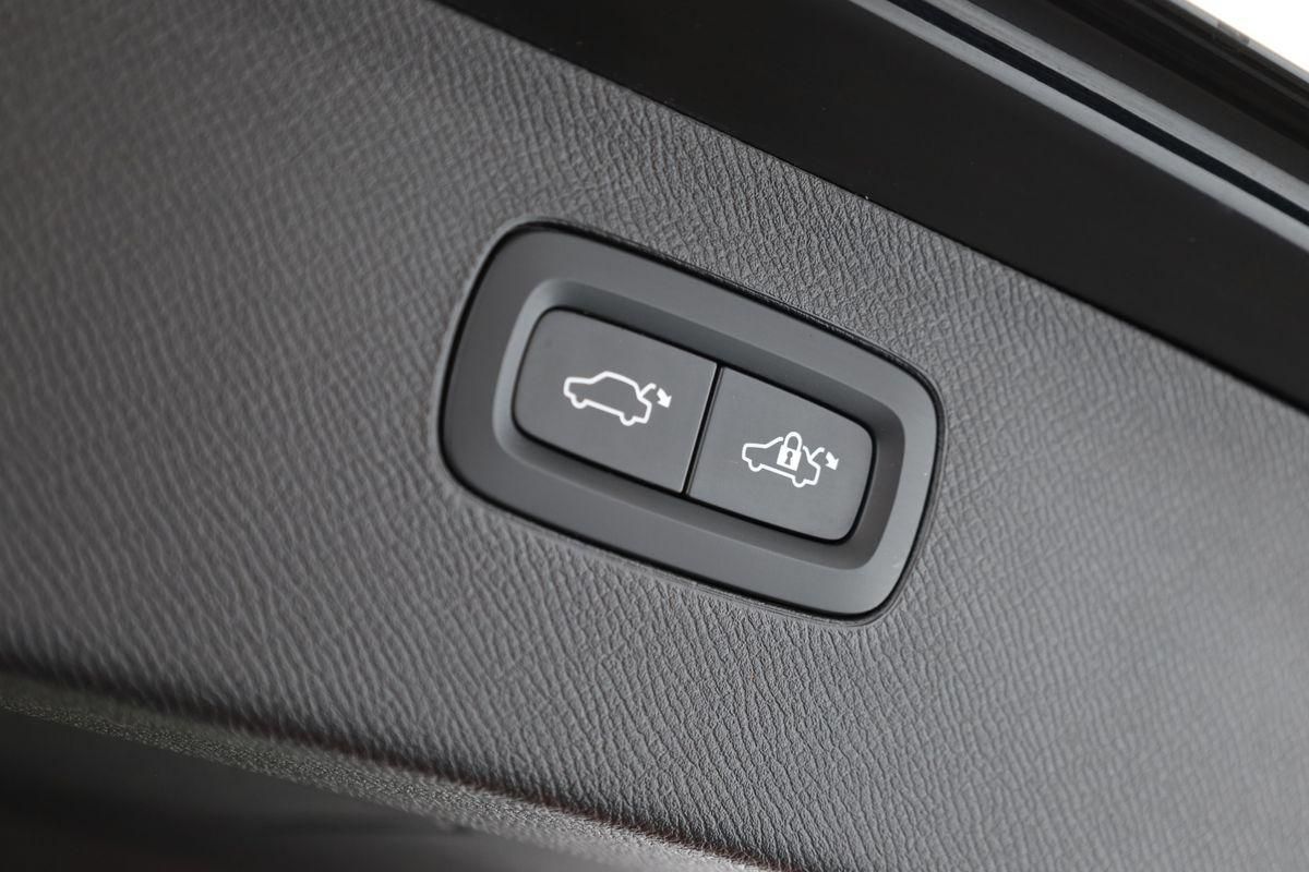 Volvo XC90 B5 AWD Core 7S LED Navi SHZ ACC Kam 20" AHK