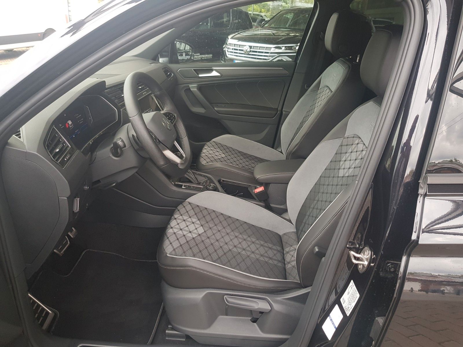Volkswagen Tiguan 2.0 TDI SCR 4MOTION R-Line - Samsaru's Car Outlet