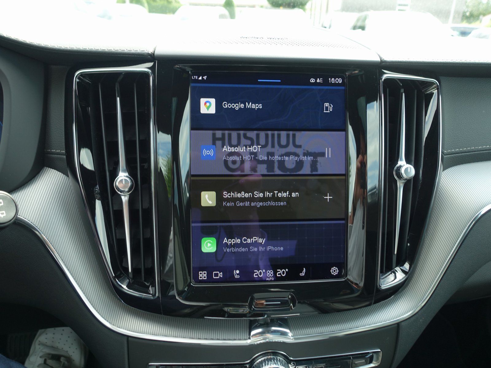Volvo XC60 B5 Ultimate Dark AWD - Samsaru's Car Outlet
