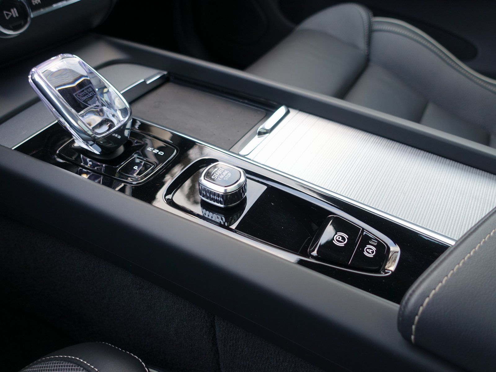 Volvo XC60 Plus B5 AWD Mild-Hybrid/Dark/FourC/AHK/H&K