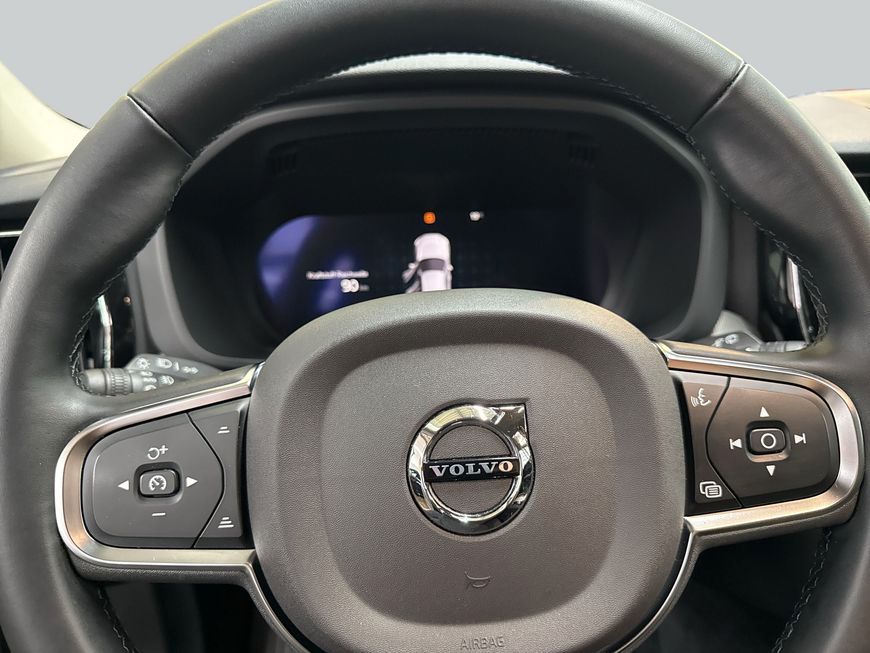 Volvo XC60 B5 B AWD Core Leder SiH GJR Win Licht 19''