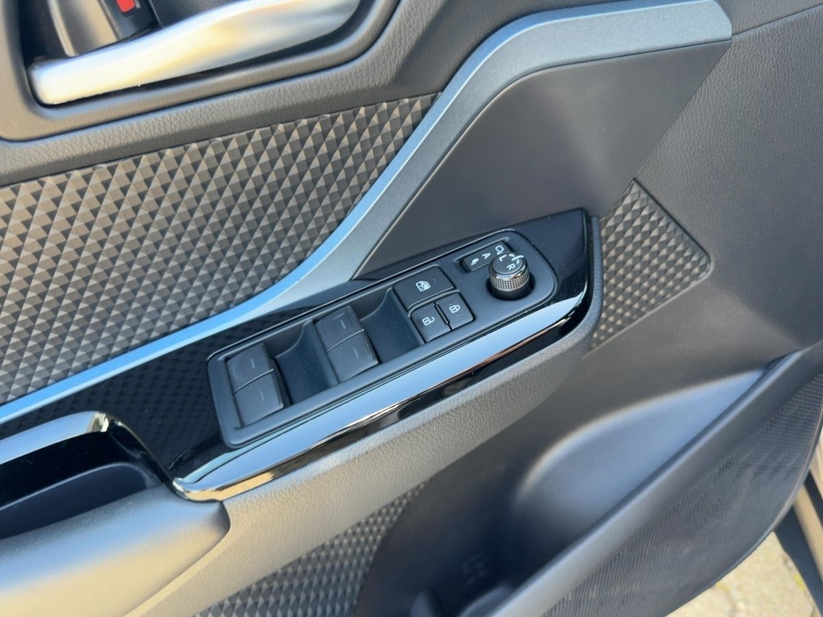Toyota C-HR 2.0 Hybrid Team - Samsaru's Car Outlet