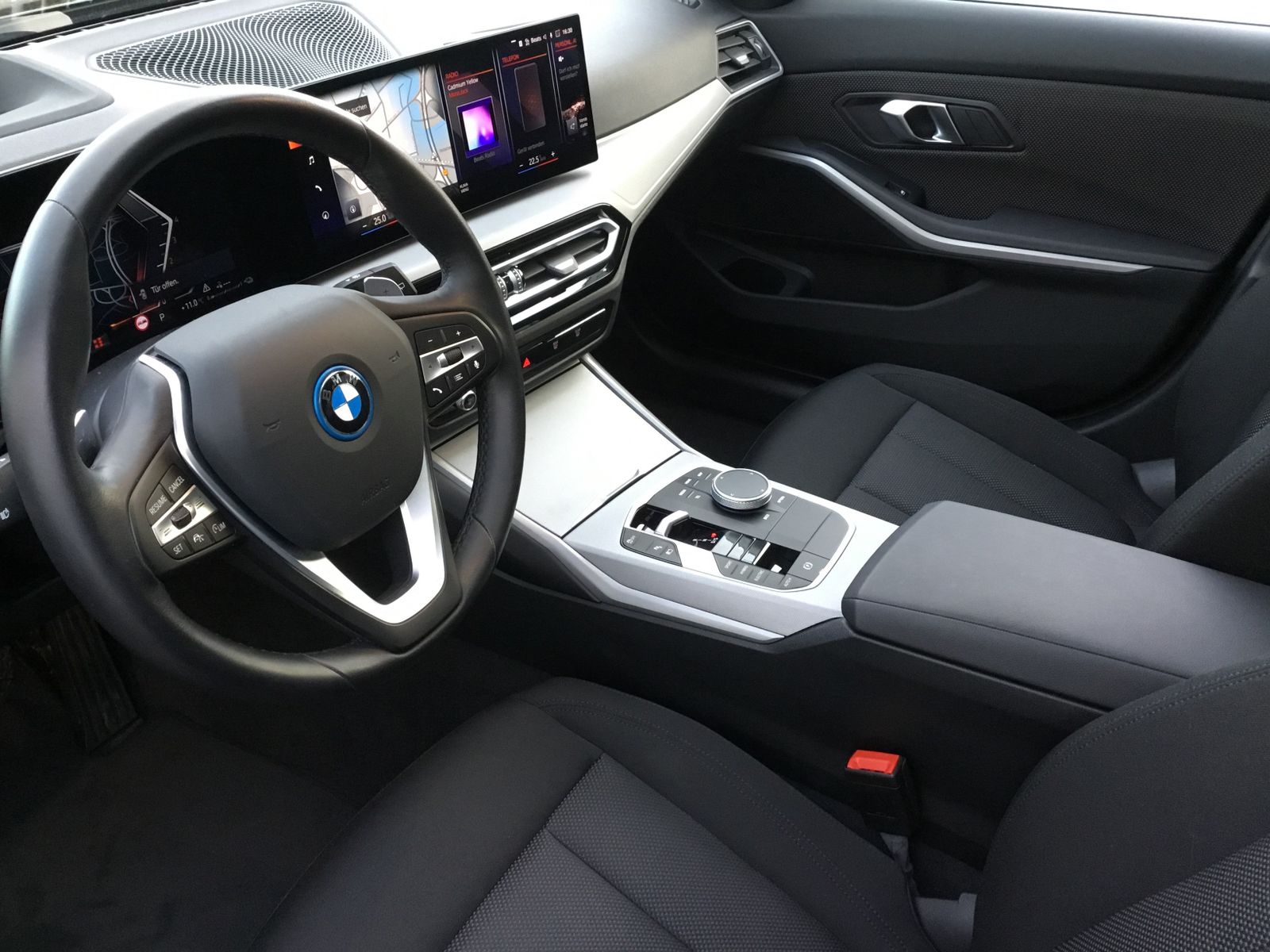 BMW 330e xDrive Touring LC PROF+HUD+PANO+AHK+KAMERA