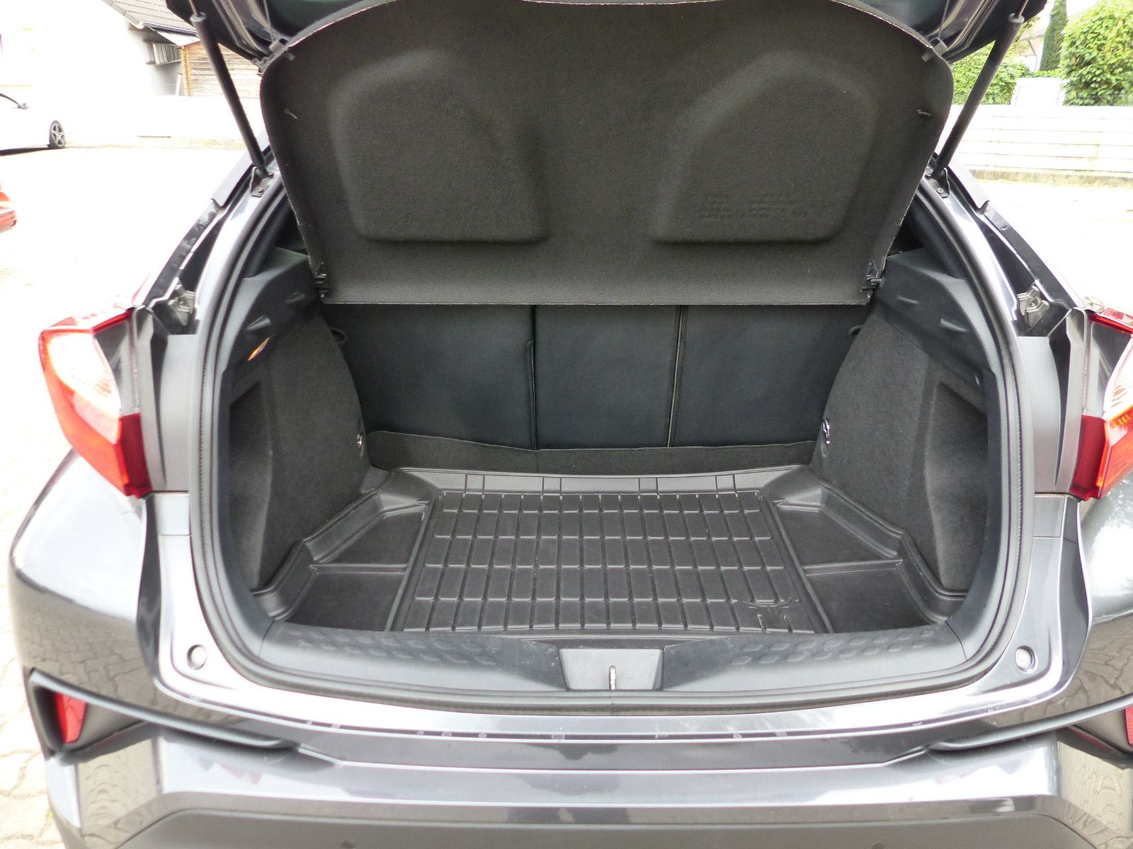 Toyota C-HR 1.8 VVT-i Hybrid Club - Samsaru's Car Outlet
