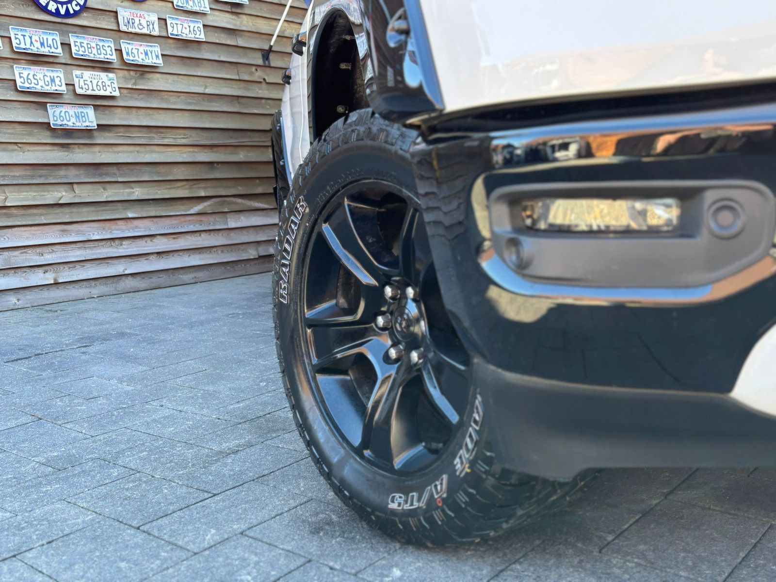Dodge RAM 1500 Laramie 5.7L 12Zoll Display 4x4 AHK