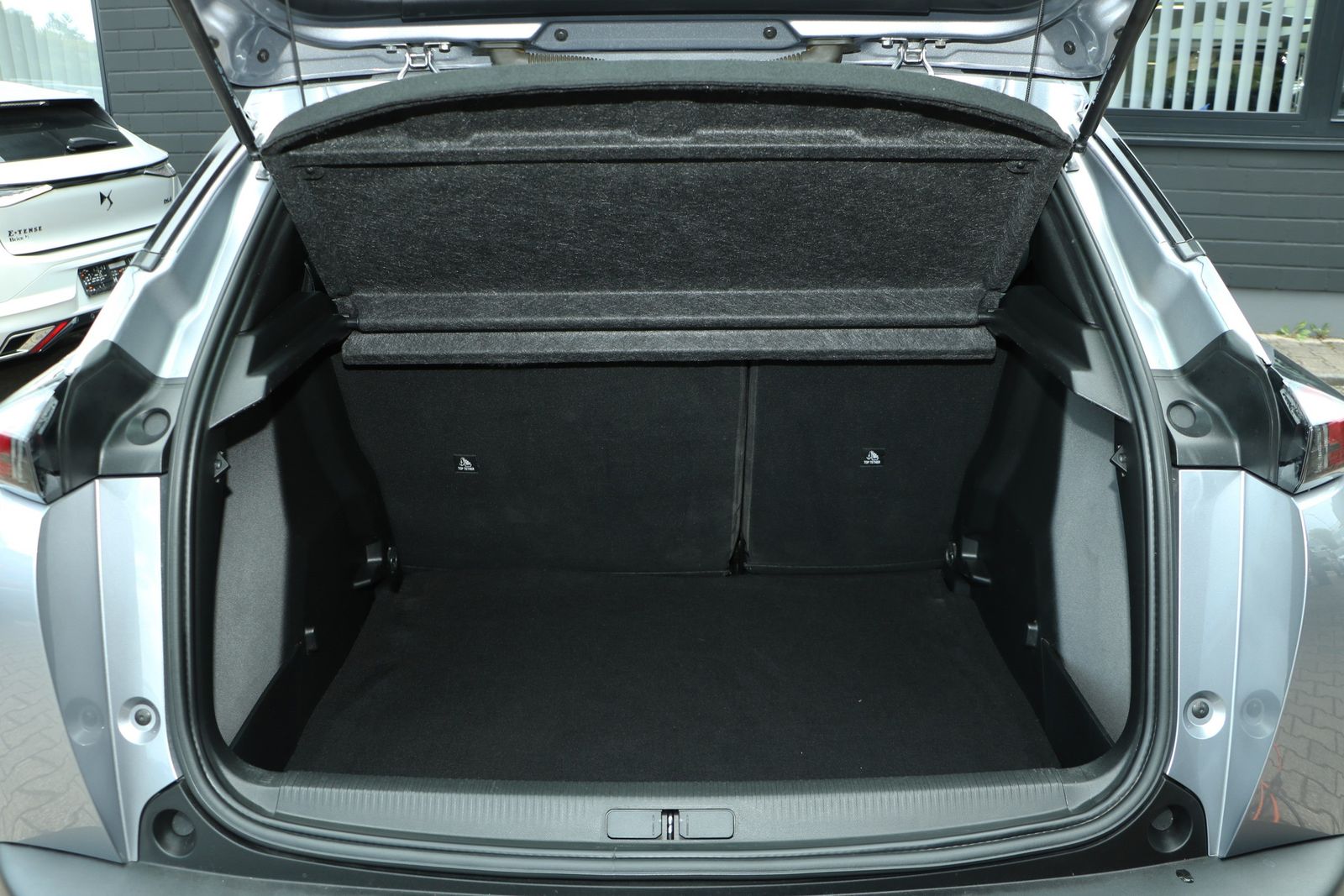Peugeot 2008 136 e-Active - Samsaru's Car Outlet