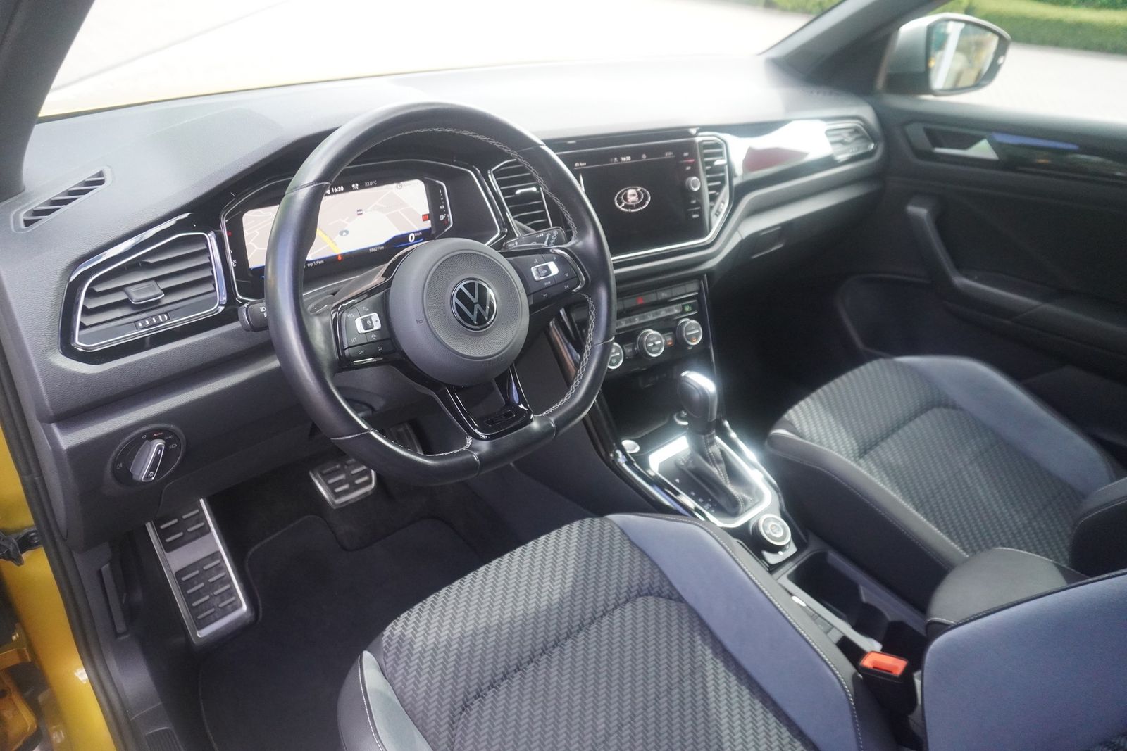 Volkswagen T-Roc 2.0 TSI R 4Motion DSG - Samsaru's Car Outlet