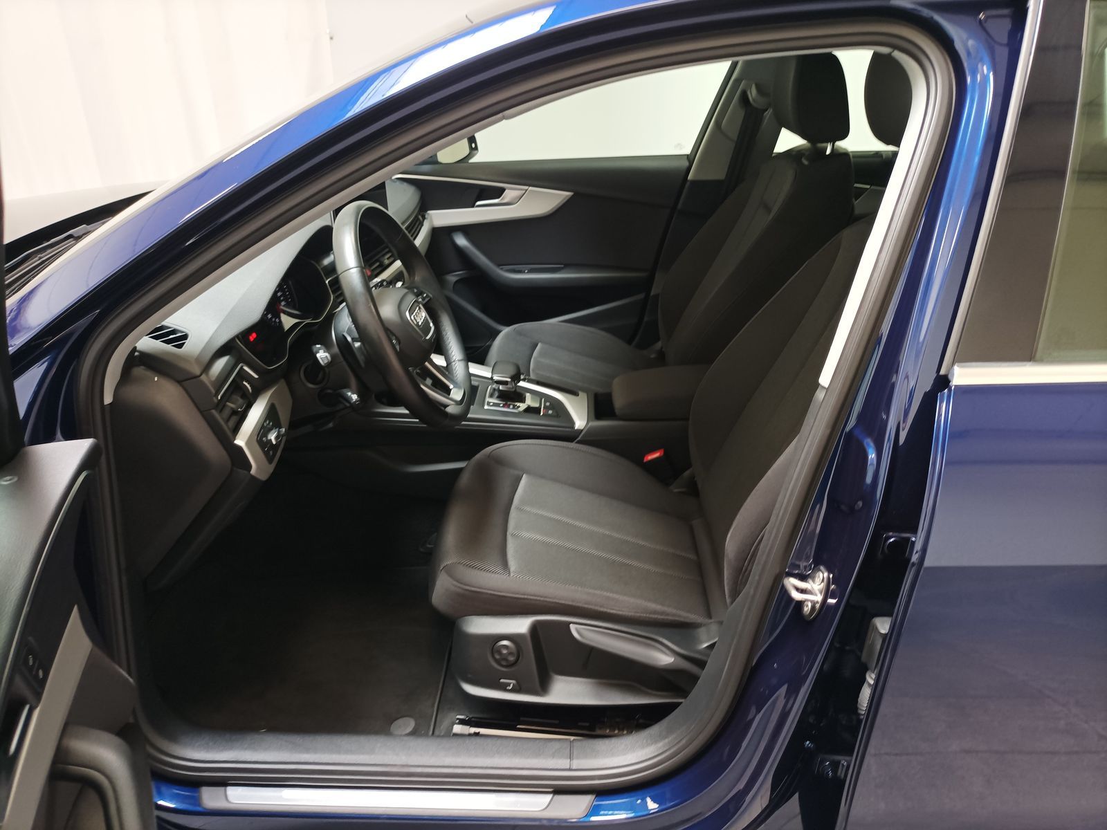 Audi A4 35 2.0 TDI Avant - Samsaru's Car Outlet