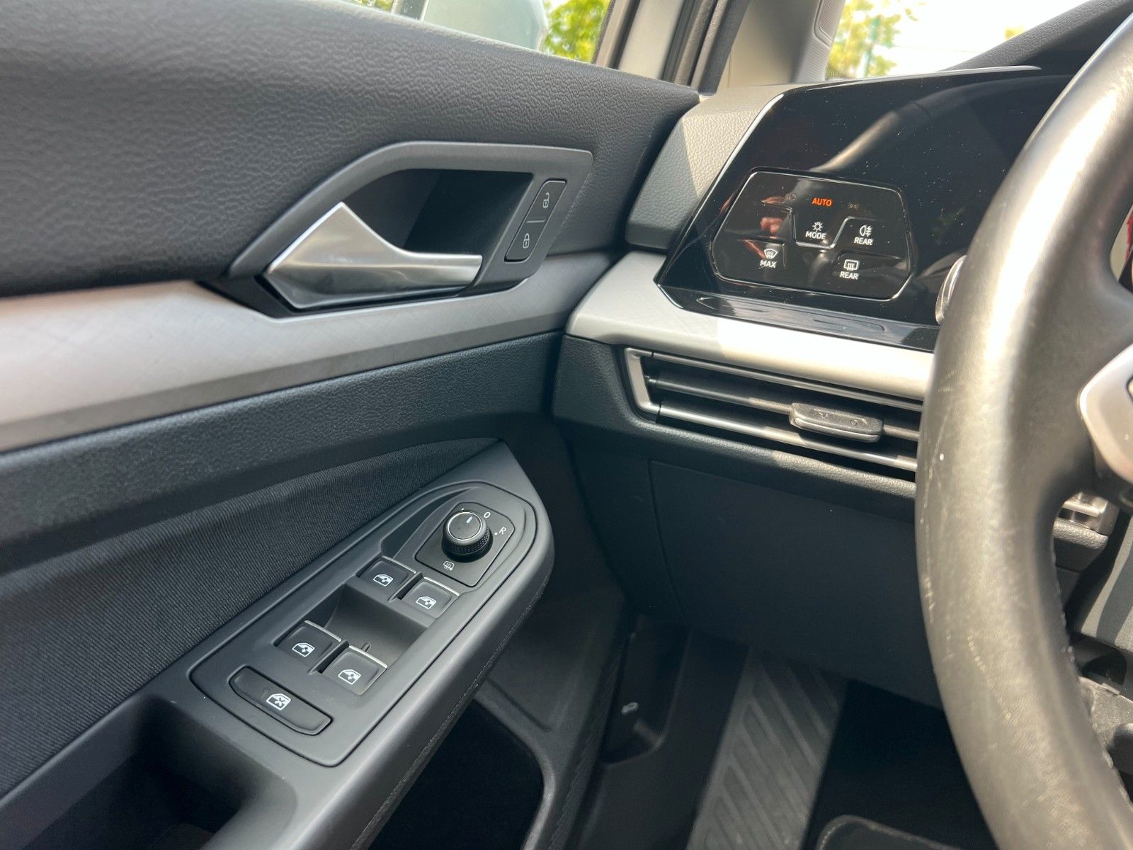 Volkswagen Golf VIII Variant Life eTSI - Samsaru's Car Outlet