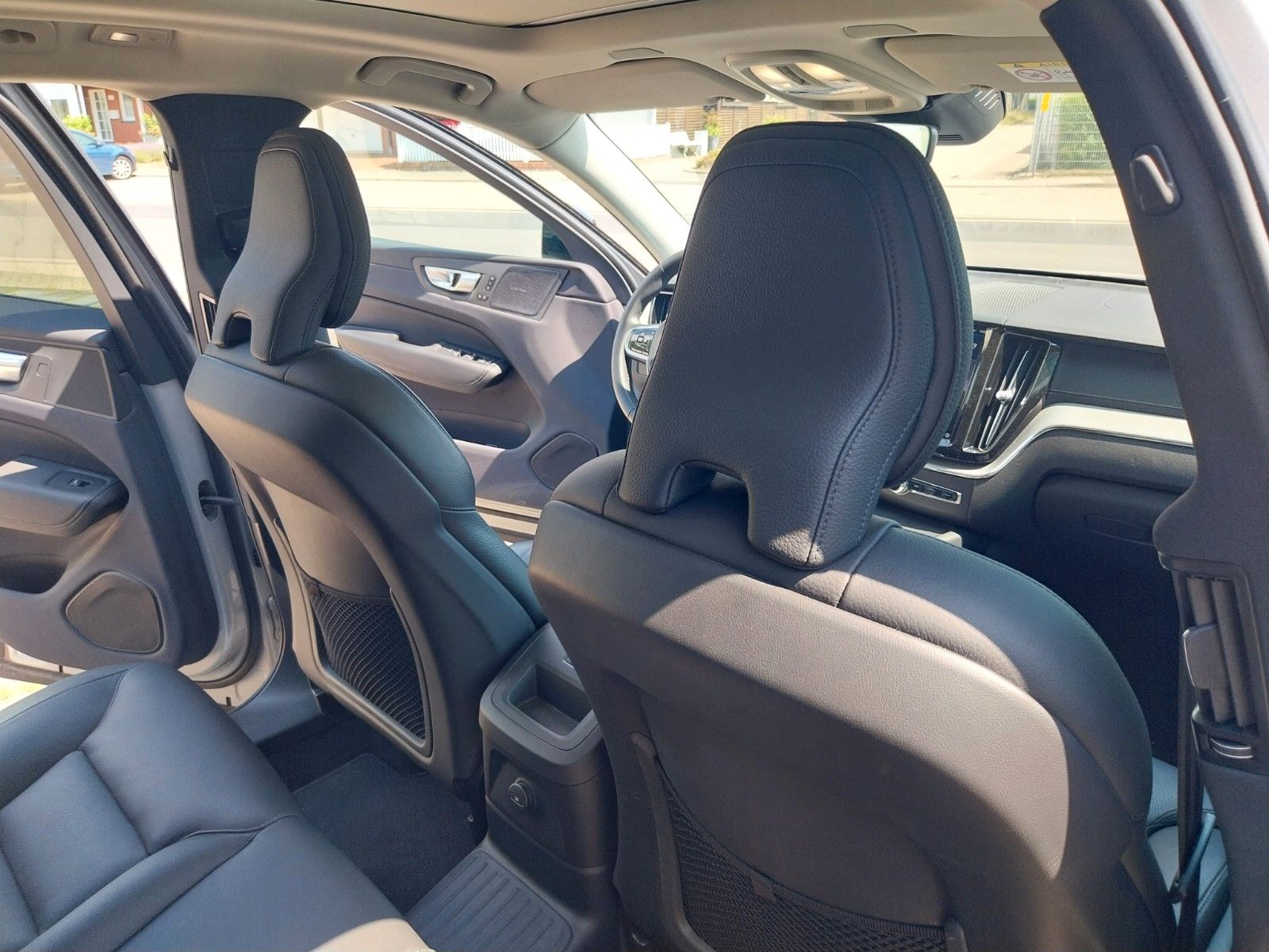 Volvo XC60 Ultimate Dark Recharge Plug-In Hybrid AWD - Samsaru's Car Outlet