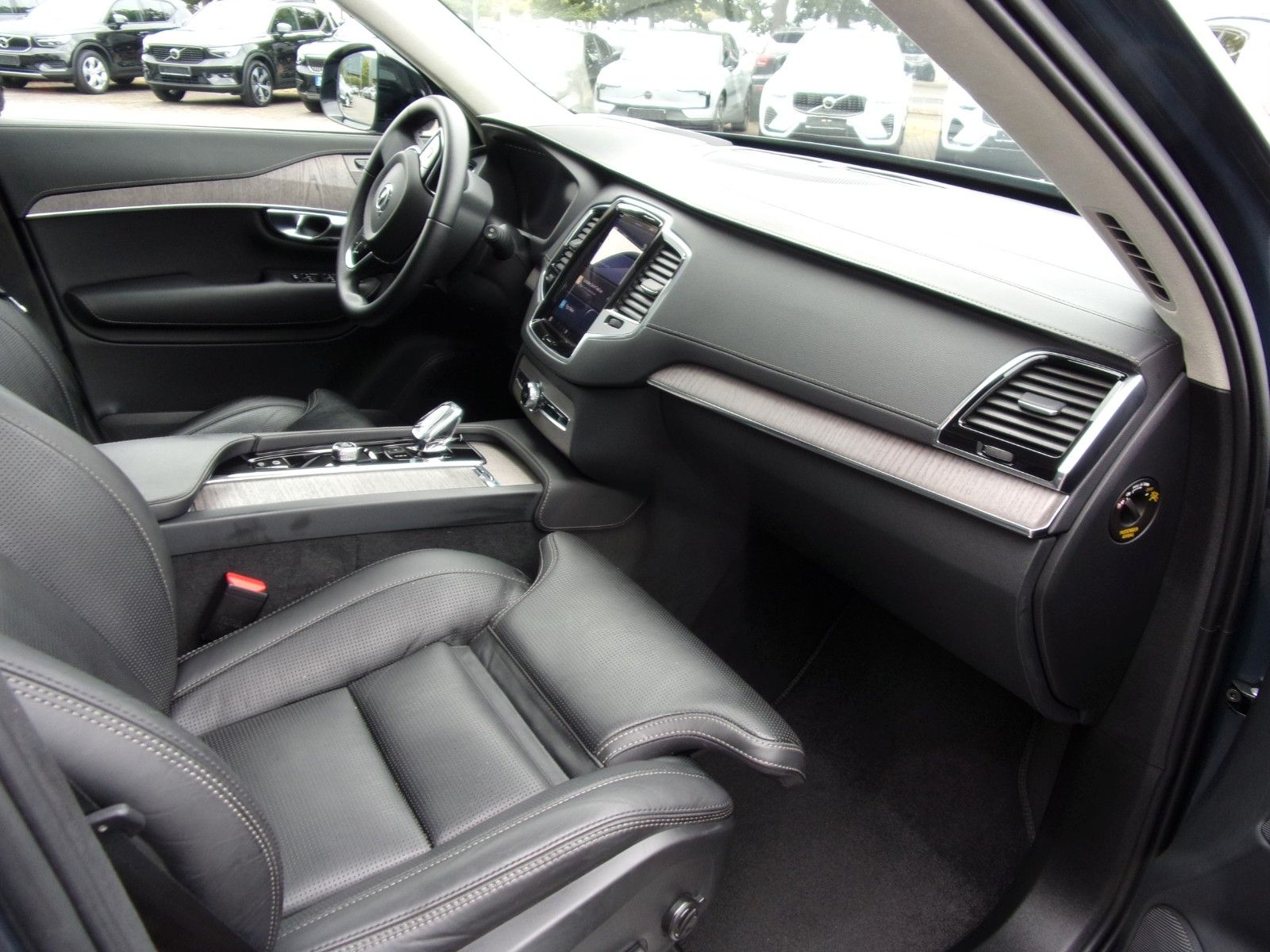 Volvo XC 90 B5 Ultimate Dark AWD - Samsaru's Car Outlet