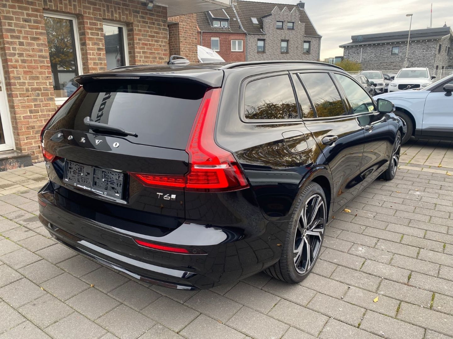 Volvo V60 T6 Plus Dark Plug-In Hybrid AWD AHK 360 Harm