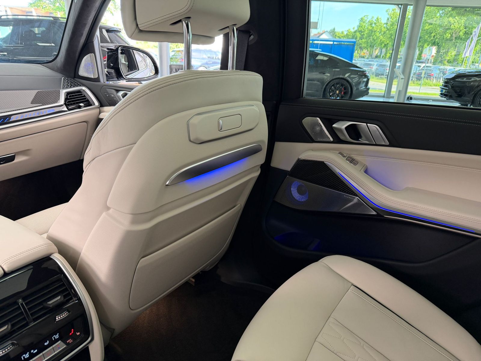BMW X7 M60 i*PANO-SKY*B&W*HUD*KRISTALL*6-SITZ*360°