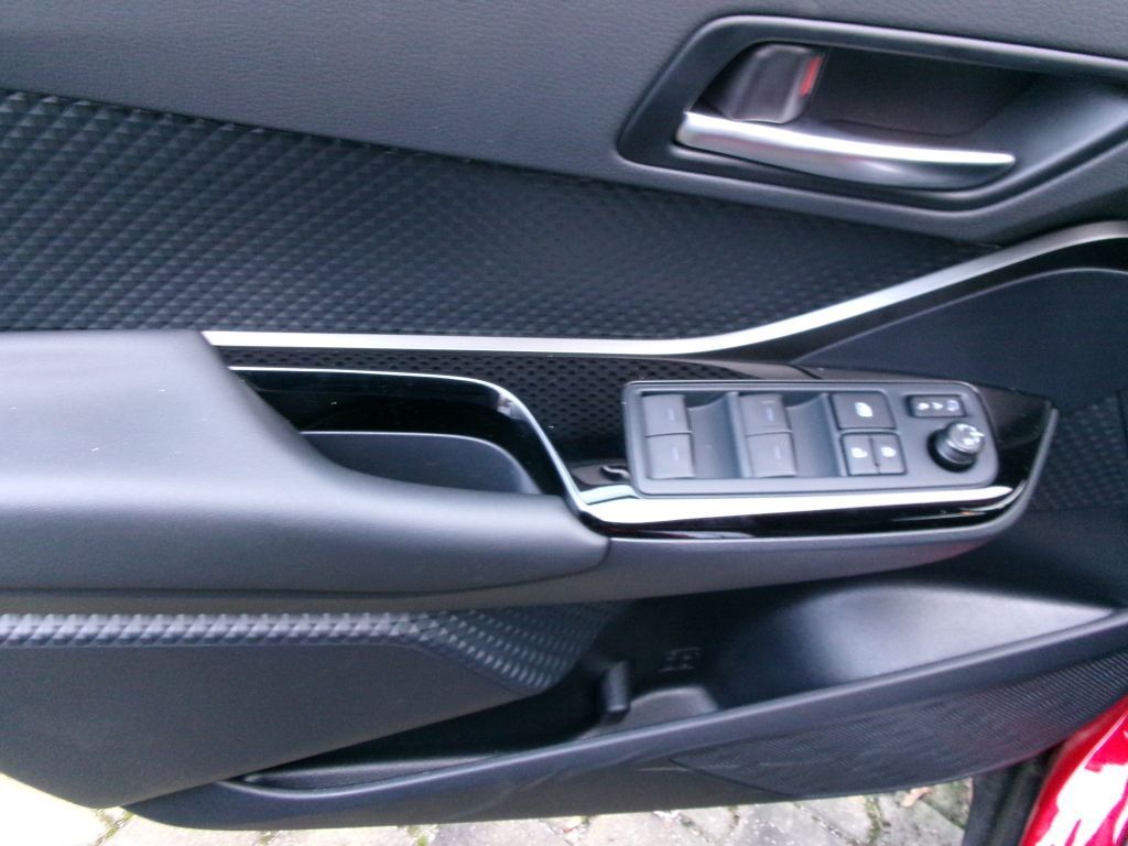 Toyota C-HR 2.0 Hybrid Team - Samsaru's Car Outlet