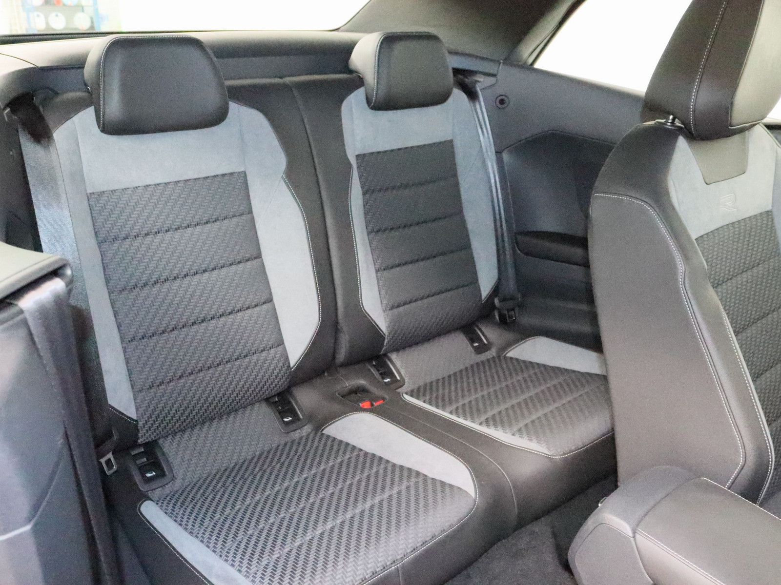 Volkswagen T-Roc 1.5 TSI R-Line - Samsaru's Car Outlet