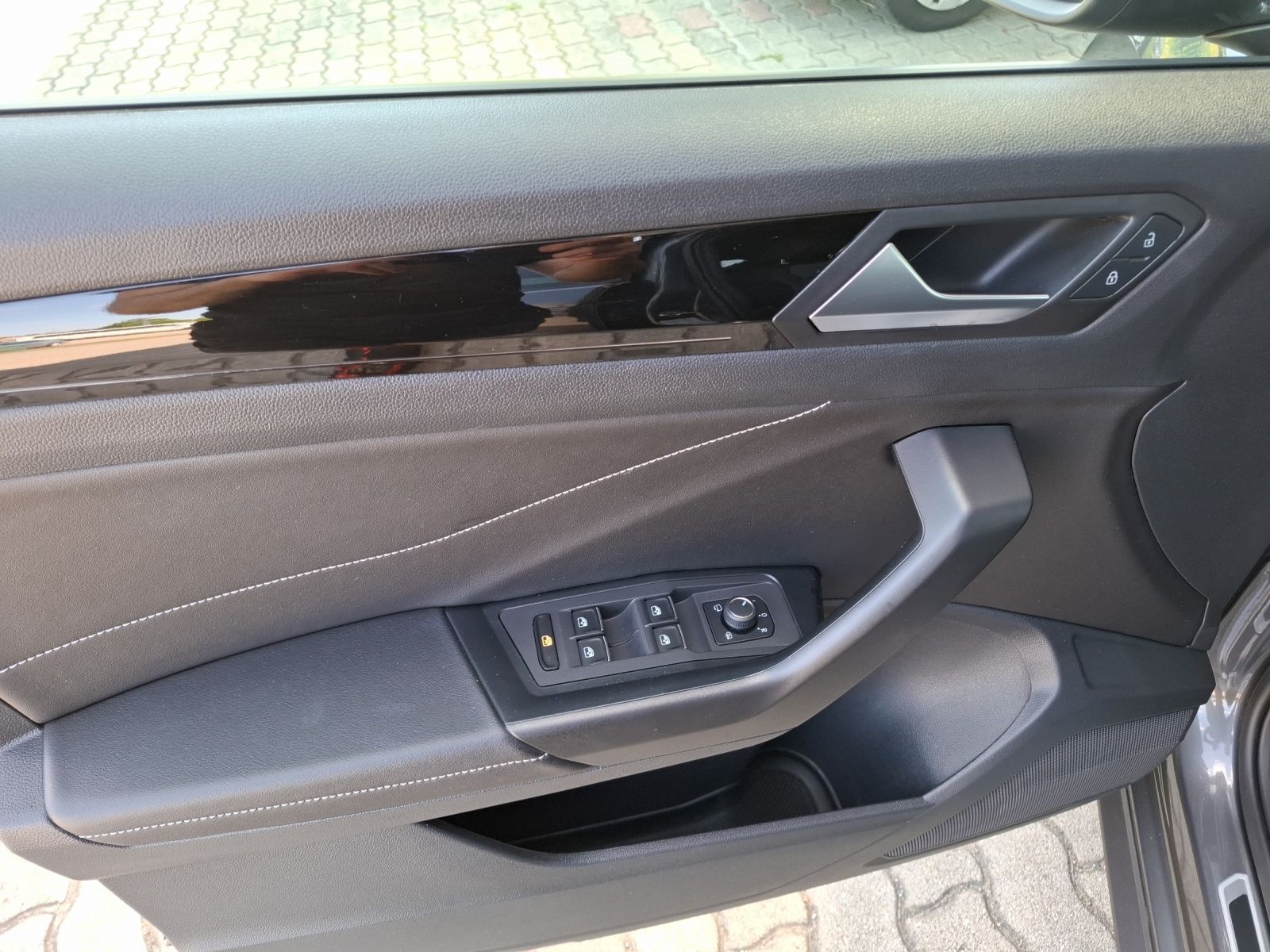 Volkswagen T-Roc TSI R-Line DSG 4M - Samsaru's Car Outlet