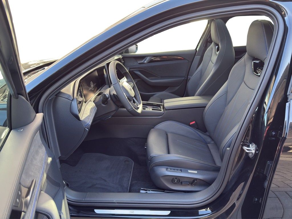 Volkswagen Passat 1.5 eHybrid DSG R-Line DCC BLACK STYLE*AH