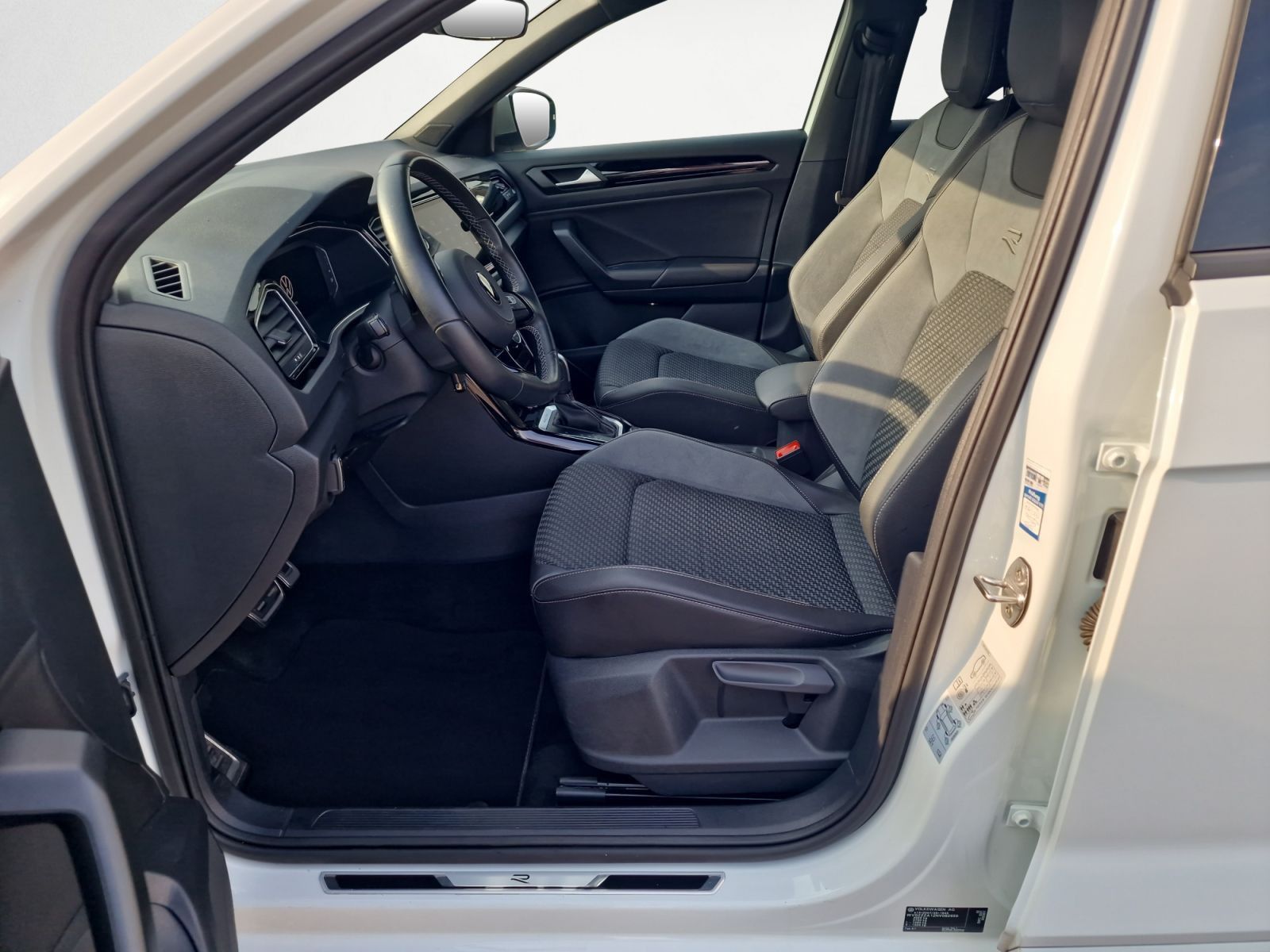 Volkswagen T-Roc 2.0 TSI 4MOTION DSG R - Samsaru's Car Outlet